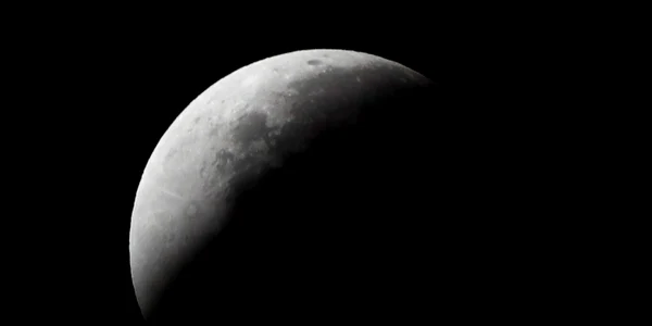 Eclipsa partiala de luna 19 noiembrie 2021 FOTO EPA-EFE / Esteban Biba
