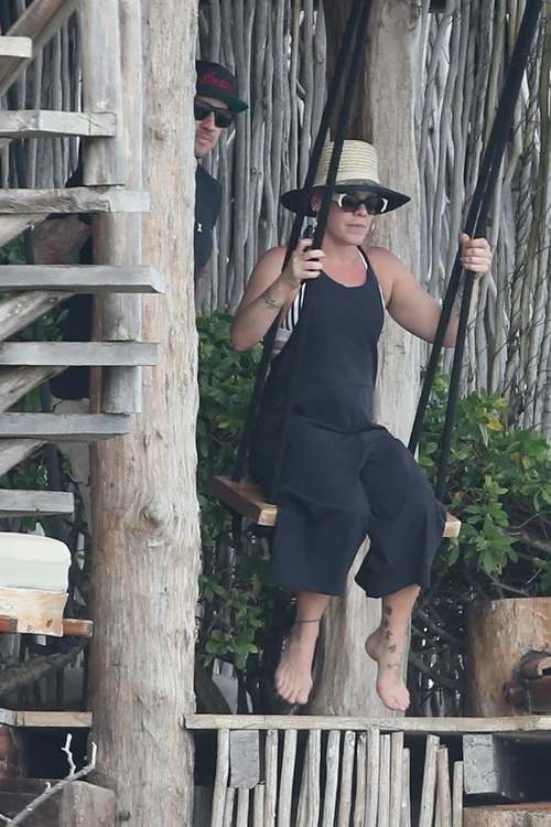 Cântăreața Pink își petrece vacanța în Tulum, Mexic, împreună cu soțul ei Carey Hart