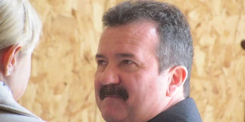 Consilierul local Dumitru Godîncă pe holul Tribunalului Satu Mare