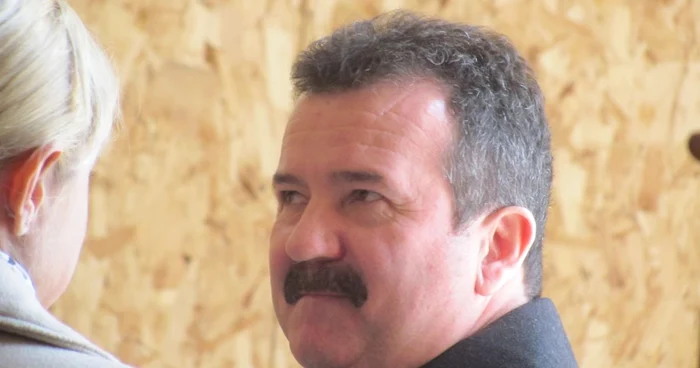 Consilierul local Dumitru Godîncă pe holul Tribunalului Satu Mare