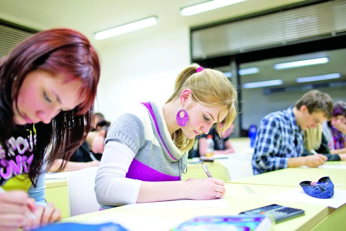 
    Absolvenţii de facultate  trebuie să dea examene  la finalul studiilor  
