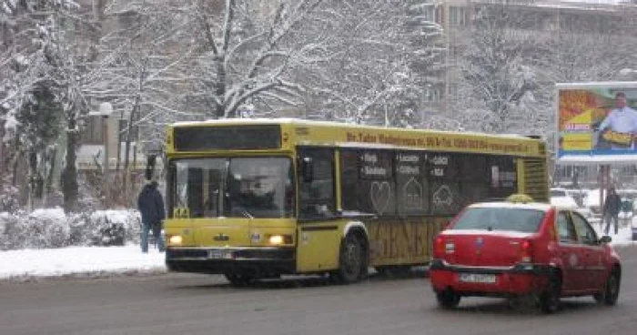 Autobuz în zăpadă