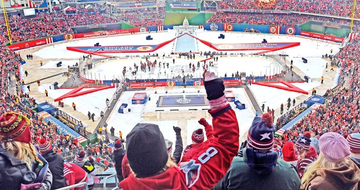 Terenul de hochei pare mic în interriorul arenei de baseball