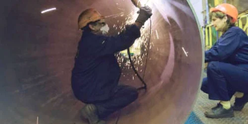 Industria dă semne timide de relansare