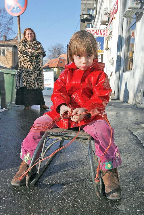 Copiii sunt supăraţi  că nu este  zăpadă, ca să se  poată da cu săniuţa