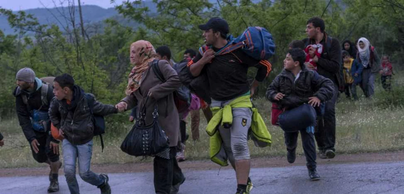 Zeci de migranţi veniţi de la Idomeni au reuşit să treacă frontiera greco-macedoneană Foto: AFP