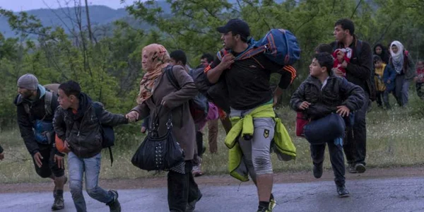 Migranti trecand granita cu Macedonia AFP