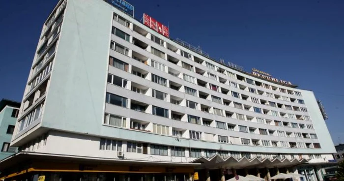 Blocul la parterul căruia se află cinematograful Florin Piersic, fostul Republica FOTO: Adevărul