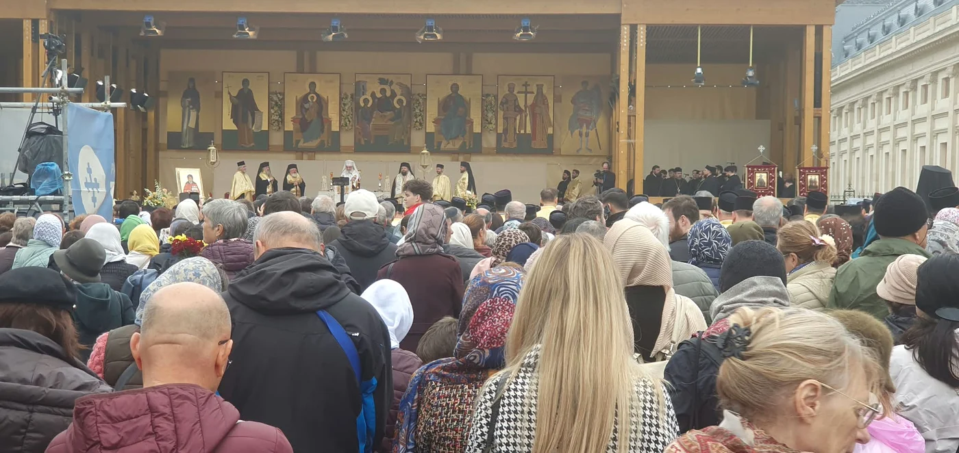 Credincioșii au ascultat în tăcere predica patriarhului Daniel