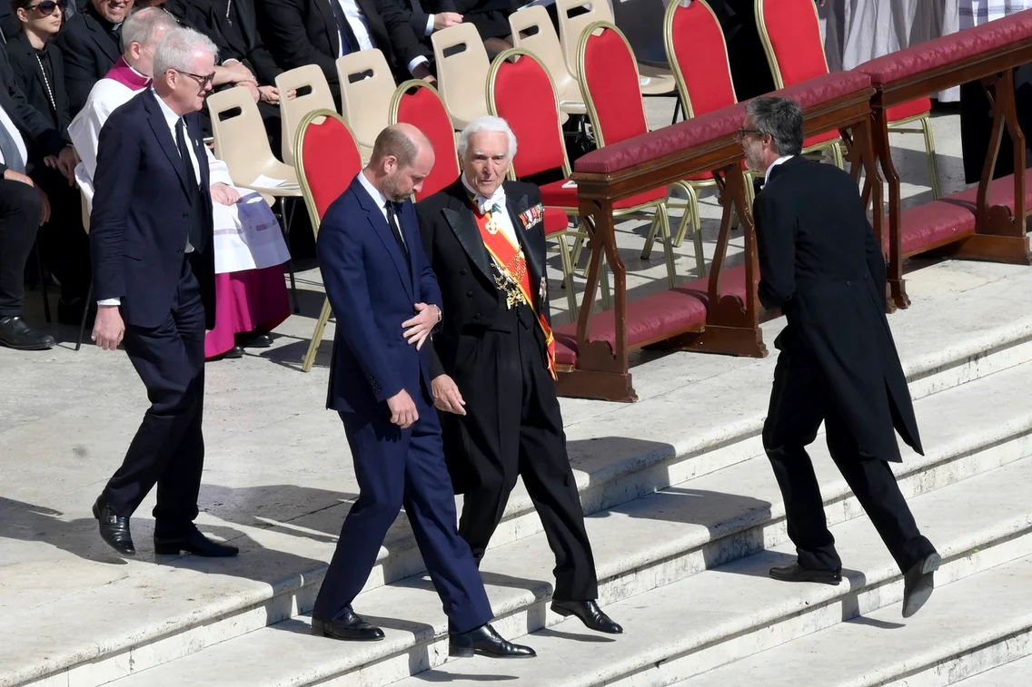 Prințul William singur la funeraliile Papei Francisc