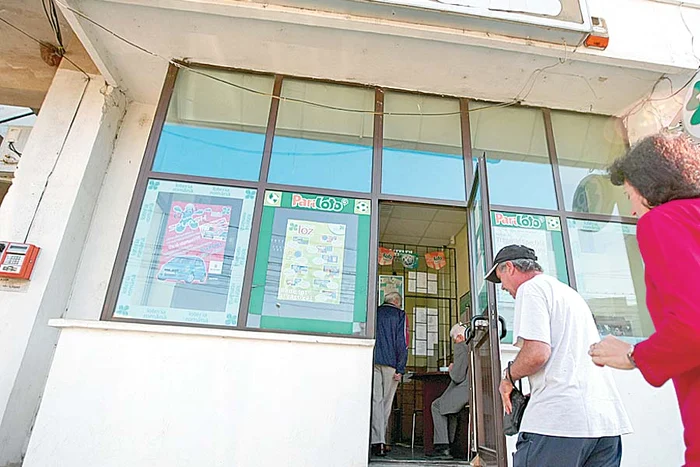 Verigheta şi inelul de aur găsite pe jos