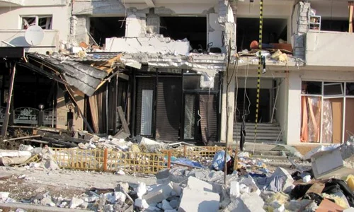 Așa arată blocul din Călăraşi, distrus de explozie (foto: Ionela Stănilă) jpeg