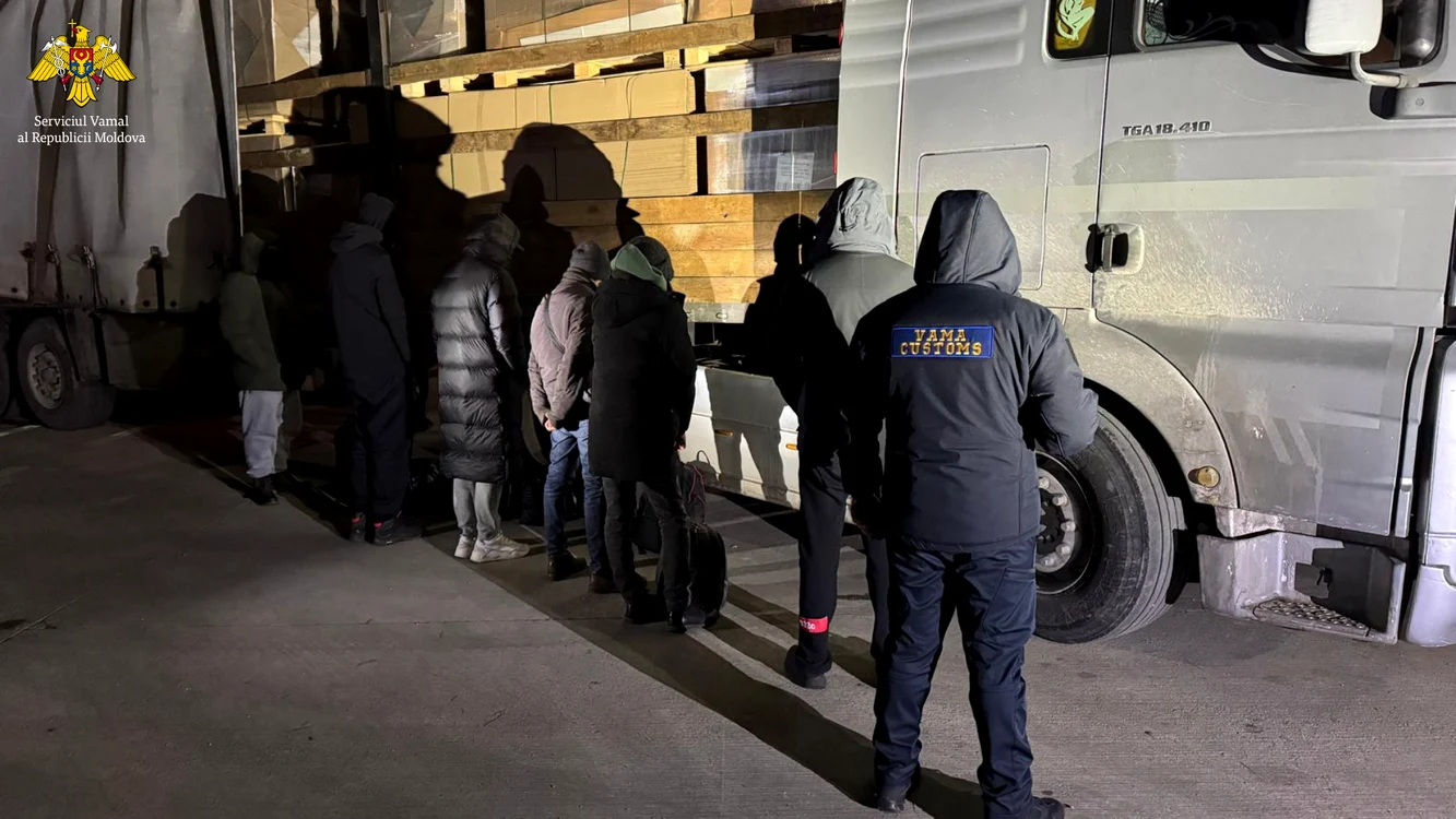 Cei cinci ucraineni erau ascunși într-un camion. FOTO: Customs.gov.md