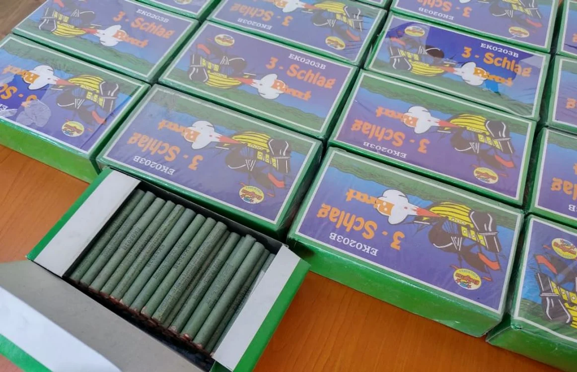 Obiecte pirotehnice, deţinute eilegal, confiscate de jandarmi FOTO Adevărul