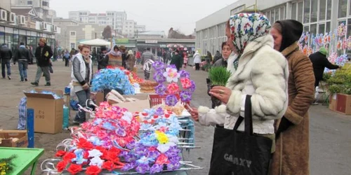 Piaţa Centrală din Craiova era azi-dimineaţă împânzită cu sorcove. Foto: G.P.