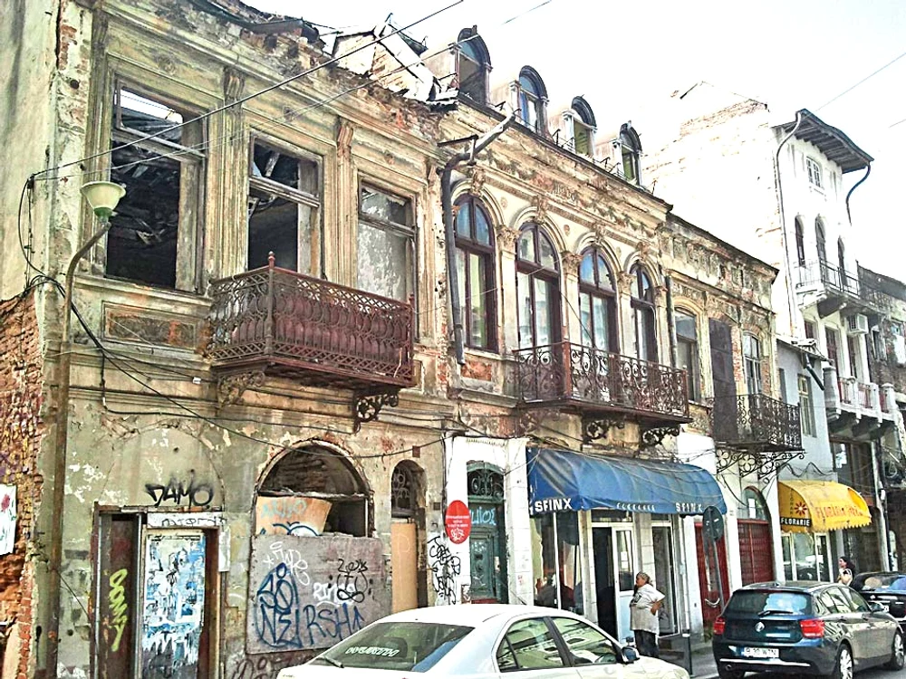 Str. Bărăției nr. 46 - Deși stă să cadă peste  trecători, clădirea  e scoasă la vânzare