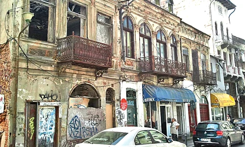 Str  Bărăției nr  46   Deși stă să cadă peste  trecători, clădirea  e scoasă la vânzare jpeg