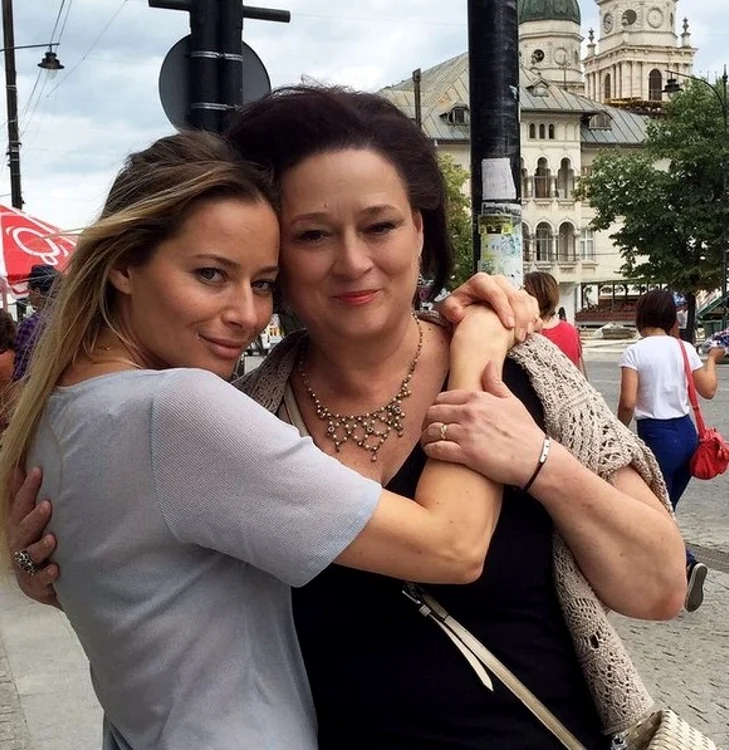 Laura Cosoi şi mama ei FOTO Arhivă personală/Click!