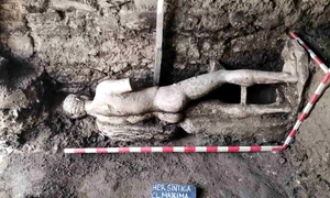 Statuie descoperită în sistemul de canalizare al orașului antic Heraclea Sintica (© Archaeologia Bulgarica)