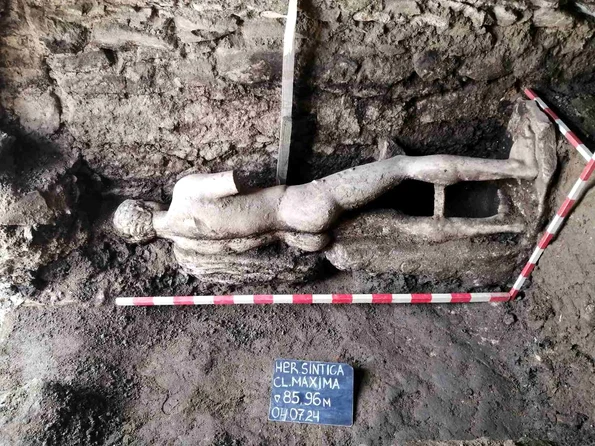 Statuie descoperită în sistemul de canalizare al orașului antic Heraclea Sintica (© Archaeologia Bulgarica)