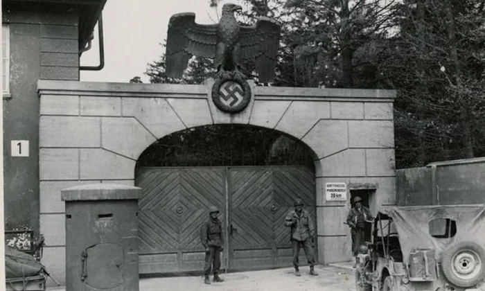 29 aprilie: Trupele americane eliberează lagărul de concentrare de la Dachau jpeg