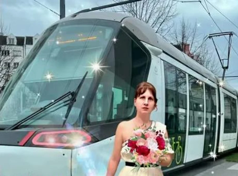 Femeia care s-a căsătorit cu un tramvai: „Am început să vorbesc cu el, îi ceream un semn”. Ce spune soțul său