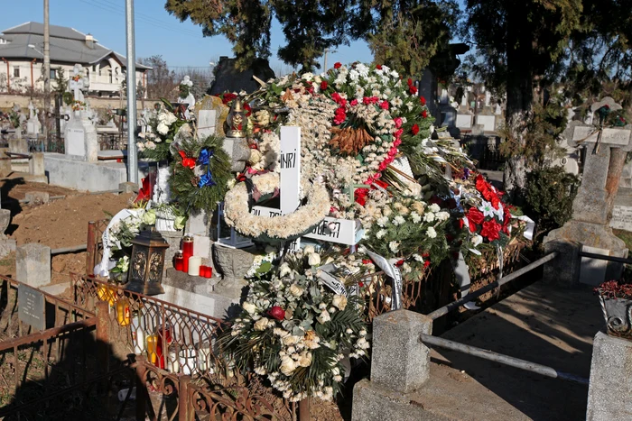 Mormântul Raisei este un munte de flori , coroane și plușuri