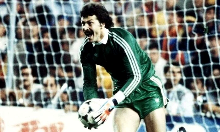 Mănuşile lui Helmuth Duckadam din finala Cupei Campionilor Europeni 1986, printre cele mai valoroase obiecte de patrimoniu fotbalistic din România