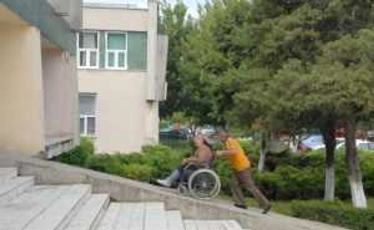 Bătrânii acuză modul în care sunt întreţinuţi la cămin.