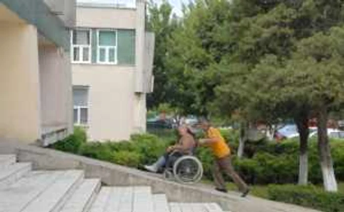 Bătrânii acuză modul în care sunt întreţinuţi la cămin.