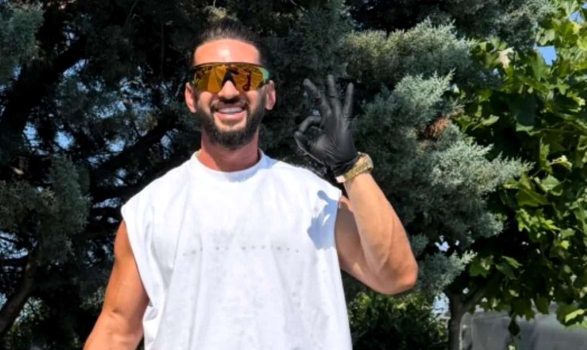 Cât costă ceasul cu care Dorian Popa a strâns deșeuri în Capitală / foto: Instagram