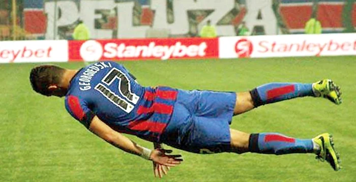 Georgievski şi-a pus în pericol integritatea corpului, bucurându-se după gol (FOTOGRAFII: Cristian Otopeanu/ www.dolcesport.ro