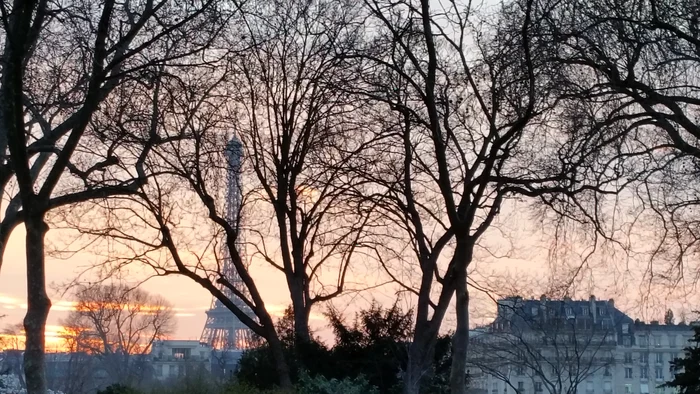 
    Cele mai mari cozi se formează dimineaţaFoto: Ştefan Lazu  