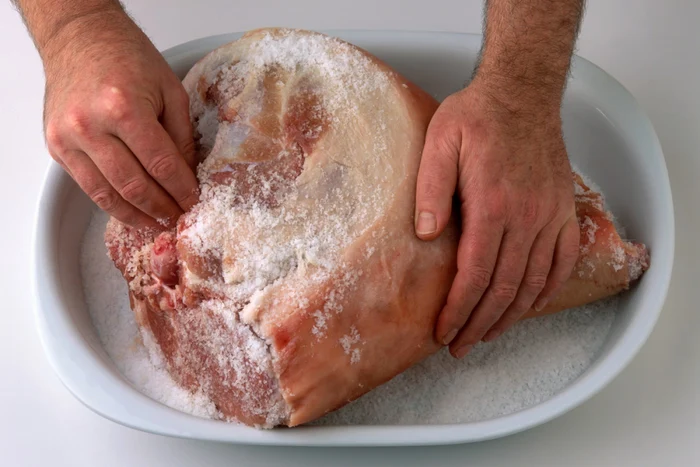 Nici o parte din carnea de porc pusă la sare nu trebuie lăsată fără să fie „atinsă” de sare - foto:aziaminvatat.ro