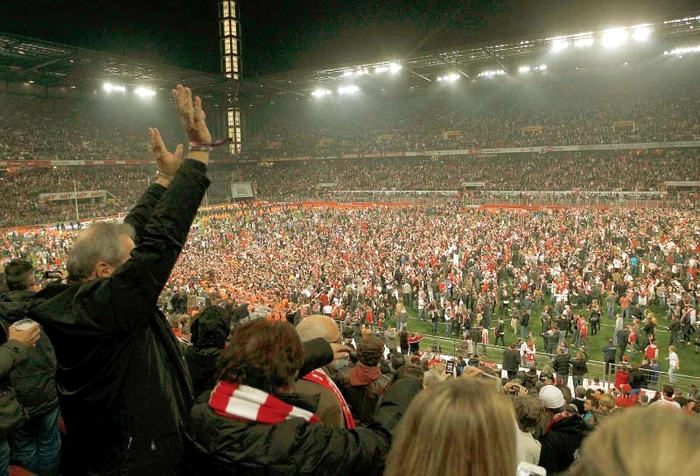 
    45.000 de oameni  au sărbătorit luni  seară revenirea lui  FC Koln, după doi  ani, în Bundesliga  