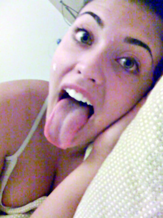 Antonia s-a fotografiat în pat (foto: STL.ro)