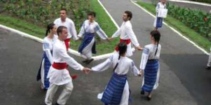 Râmnicu Vâlcea: La festivalul „Cântecele Oltului” au fost cele mai frumoase dansuri şi costume populare