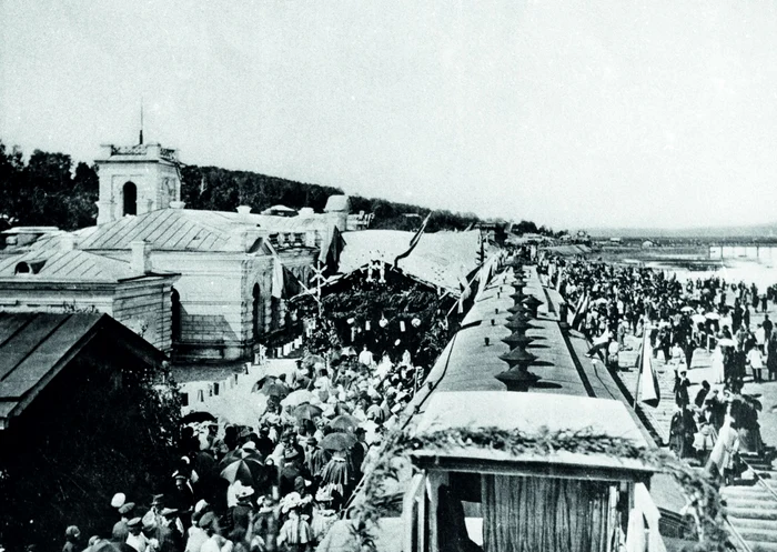 Transsiberianul, înconjurat de mulţimi de călători, în staţia Irkutsk, circa 1915