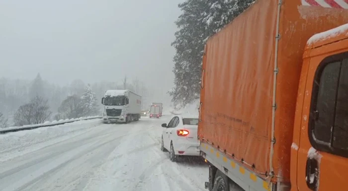 TIR înzăpezit la Iacobeni - Suceava FOTO Alina Iosif