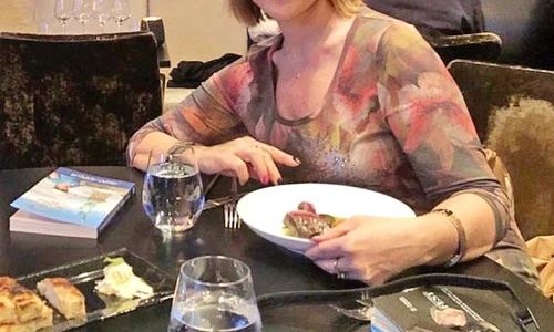 În Norvegia, a mâncat un preparat tradiţional: carne de balenă jpeg