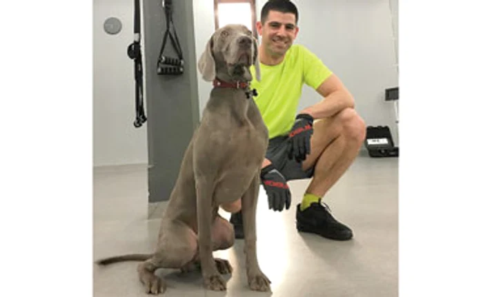 
    Dragoş îl plimbă pe Oscar de cinci ori pe zi, iar în weekend îl lasă să se joace în Pădurea Băneasa  