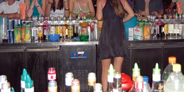 Reşiţa: Coadă la coktailuri  şi distracţie de criză în discoteci