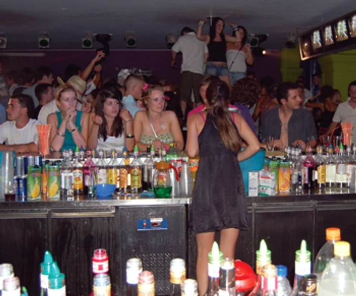 Reşiţa: Coadă la coktailuri şi distracţie de criză în discoteci