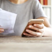 Telefon - factura FOTO Shutterstock 
