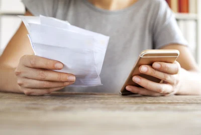 Telefon - factura FOTO Shutterstock 