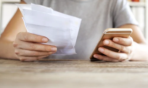 Telefon - factura FOTO Shutterstock