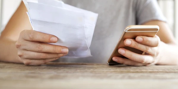 Telefon - factura FOTO Shutterstock
