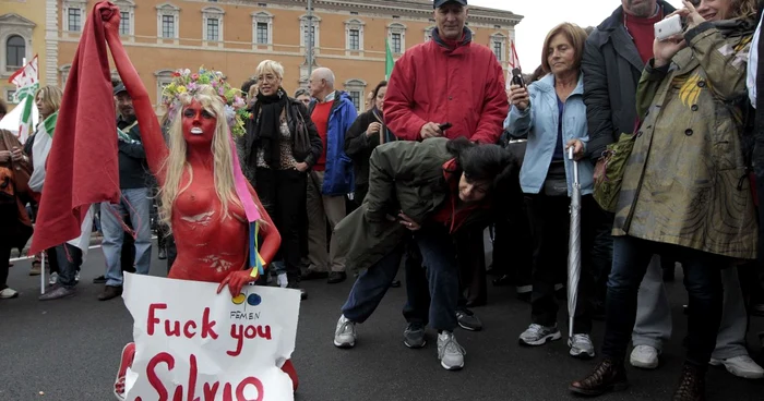 Italia: Protestul împotriva premierului Berlusconi, condimentat de prezenţa unor militante antidiscriminare