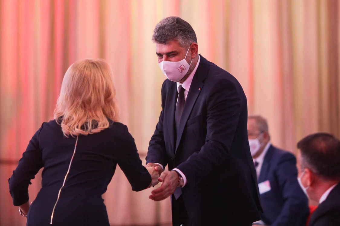 Fermoarul la vedere, singurul element îndrăzneț la acestei ținute clasice pe care a ales-o Gabriela Firea