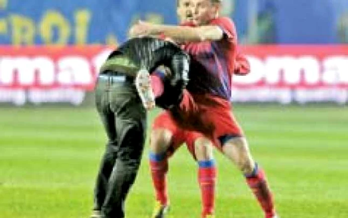 30 noiembrie 2011, Stadionul „Ilie Oană“: huliganul pătruns pe teren, la meciul Steaua - Petrolul, a îngrozit o ţară întreagă